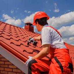 Remont dachu – cennik 2023. Kiedy naprawa, a kiedy wymiana dachu?