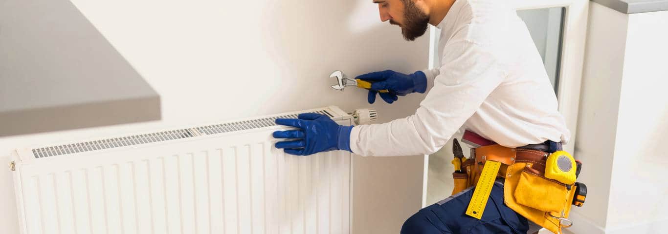 fachowiec z narzędziami odpowietrza grzejnik aluminiowy