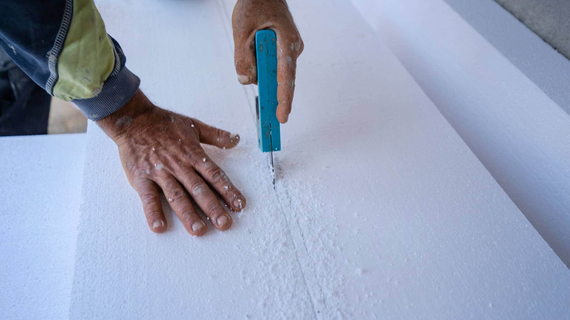 Ręczne cięcie styropianu elewacyjnego &ndash; ceny i rodzaje materiał&oacute;w do ocieplenia w 2025 roku