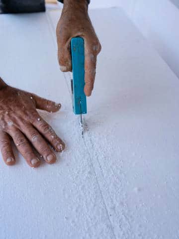 Ręczne cięcie styropianu elewacyjnego – ceny i rodzaje materiałów do ocieplenia w 2025 roku