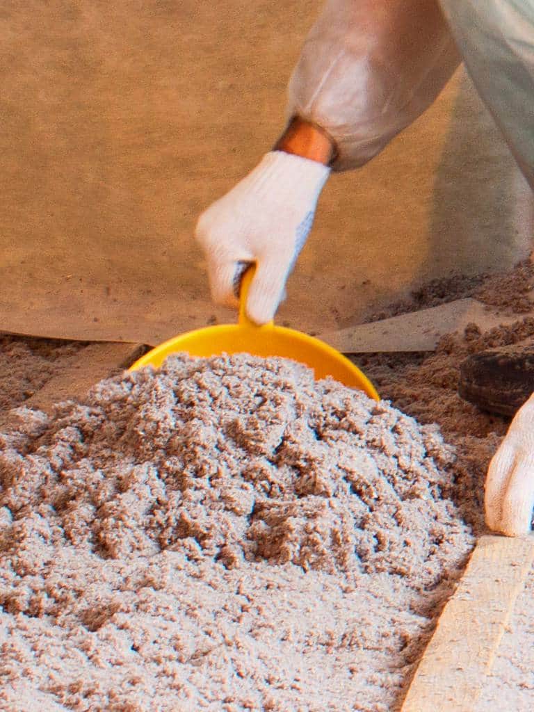 Ocieplanie celulozą – skuteczność i cena izolacji celulozowej