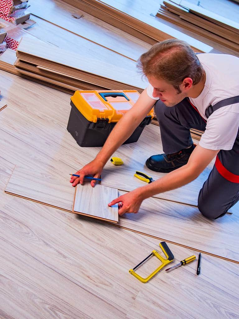 Ile kosztuje położenie paneli podłogowych? Cennik układania paneli 