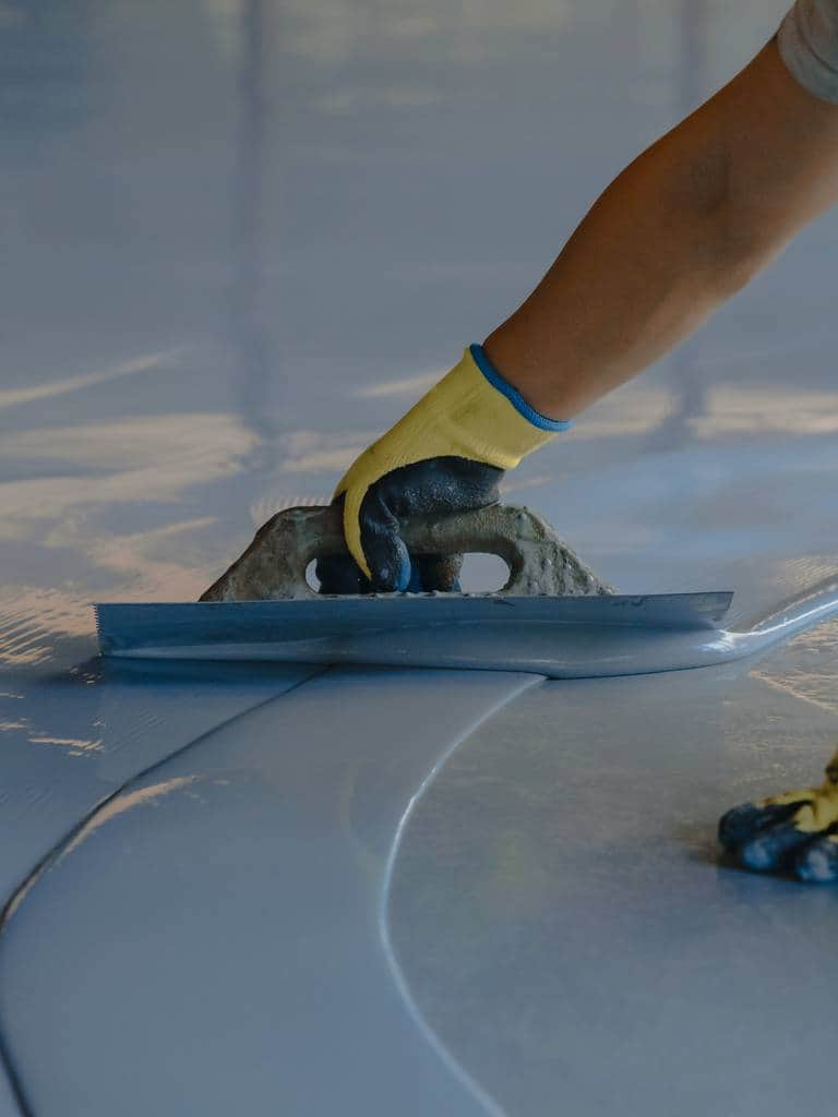 Posadzki żywiczne – cena za m2, zalety i wady wylewek żywicznych. Jak je zrobić?