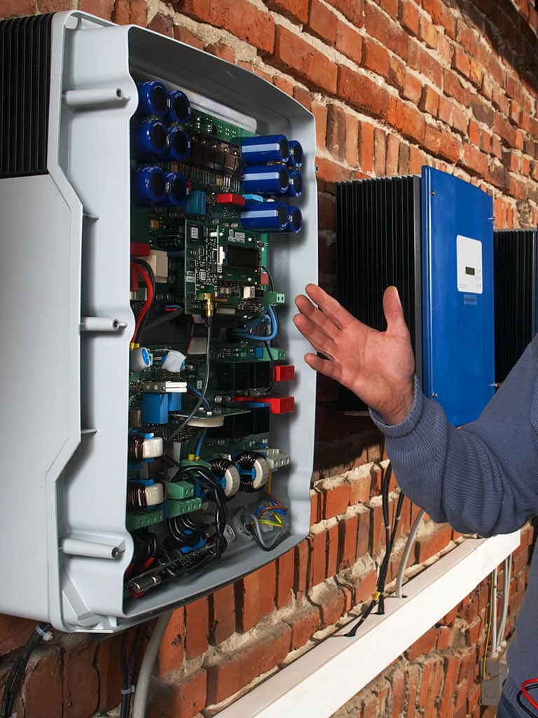 Czym jest falownik hybrydowy, czy jest potrzebny do magazynu energii?