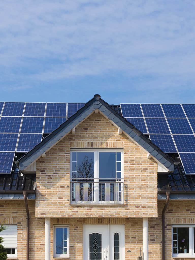 Ile kosztuje fotowoltaika w 2026? Ceny po podwyżkach opłaty mocowej i nowe dotacje