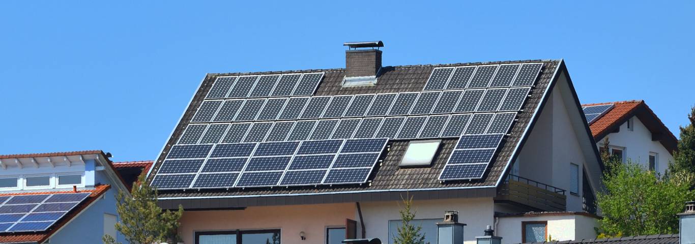panele fotowoltaiczne na dachach domów jednorodzinnych