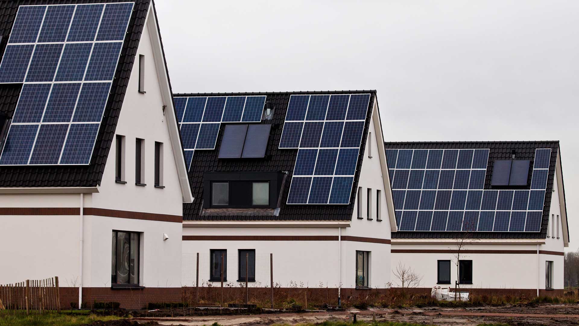 Nowoczesne budynki z panelami fotowoltaicznymi jako przykład zastosowania różnych magazynów energii