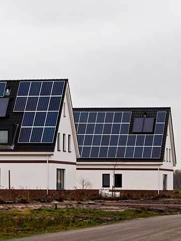 Nowoczesne budynki z panelami fotowoltaicznymi jako przykład zastosowania różnych magazynów energii