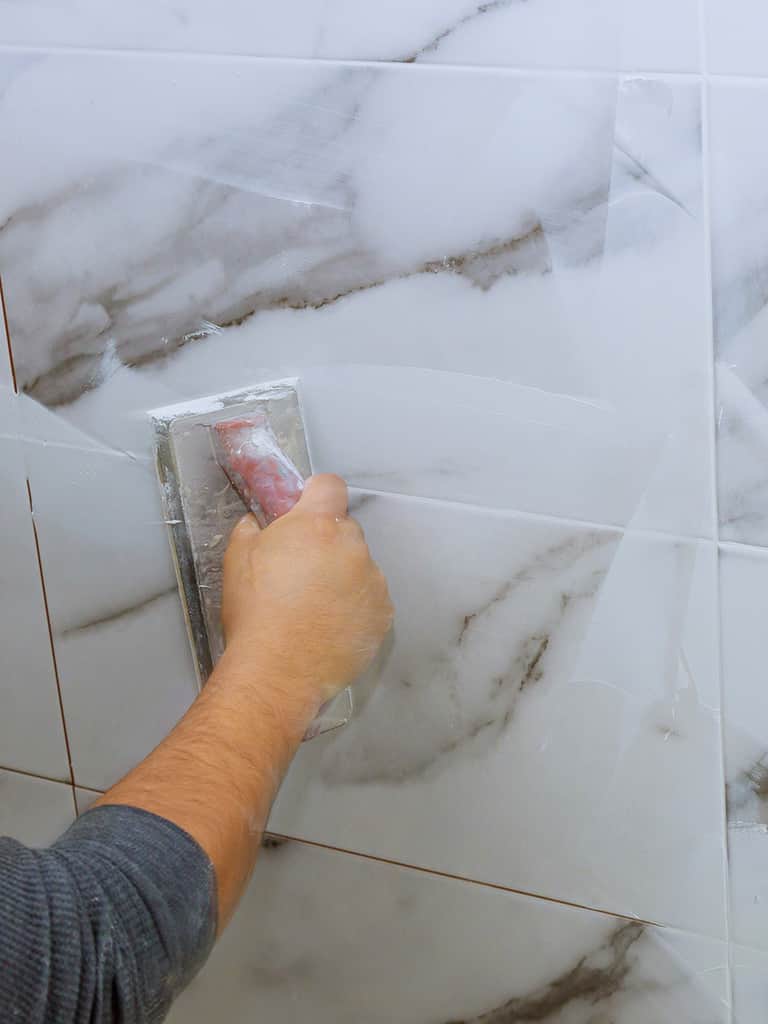 Fugowanie płytek – jak to zrobić krok po kroku?