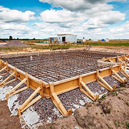 Fundament pod dom szkieletowy – jaki fundament pod dom drewniany wybrać?