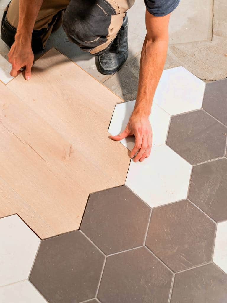 Łączenie płytek z panelami – sposoby. Czy da się bez listwy?