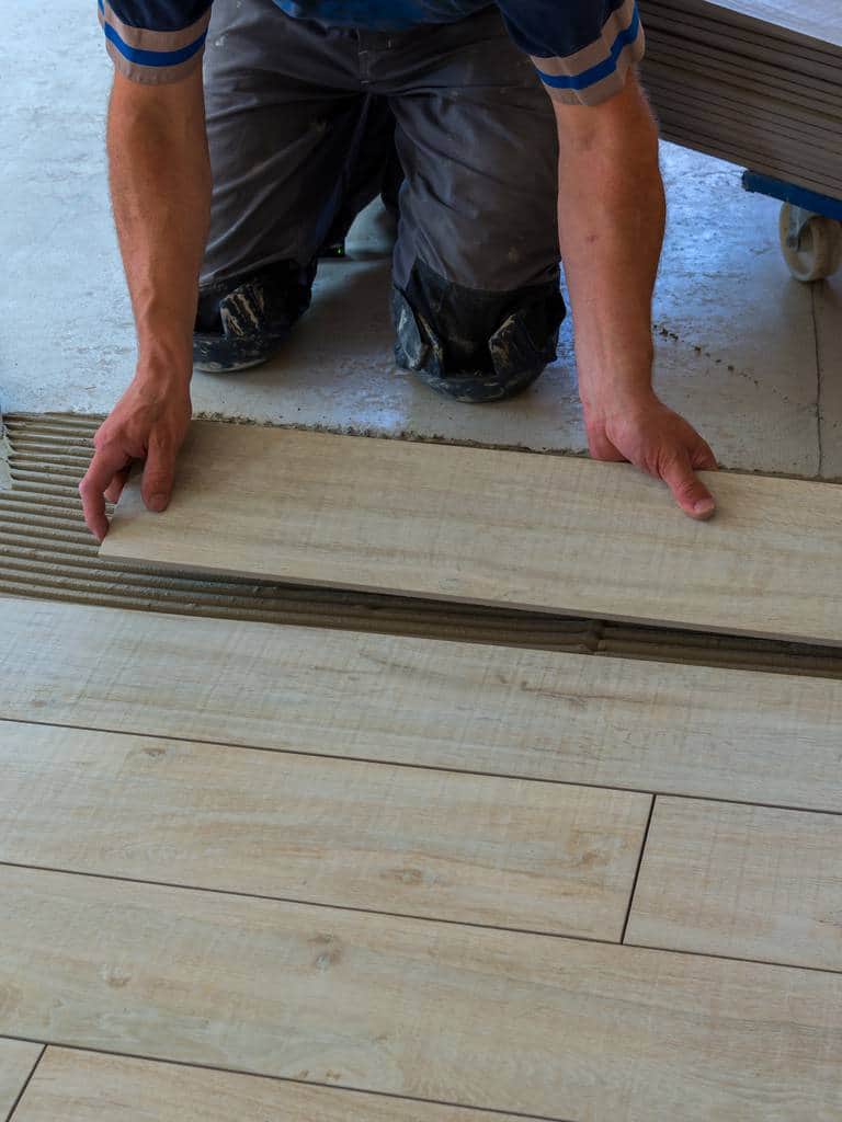 Płytki drewnopodobne – urok drewna i praktyczność płytek