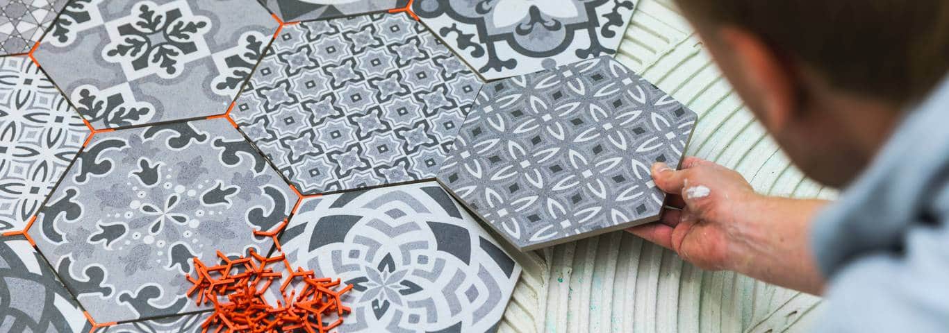 Układanie płytek marokańskich podczas szybkiego remontu łazienki