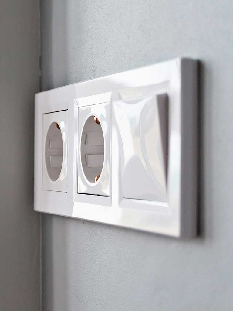 Montaż gniazdka – cena 2026. Aktualny cennik i przepisy