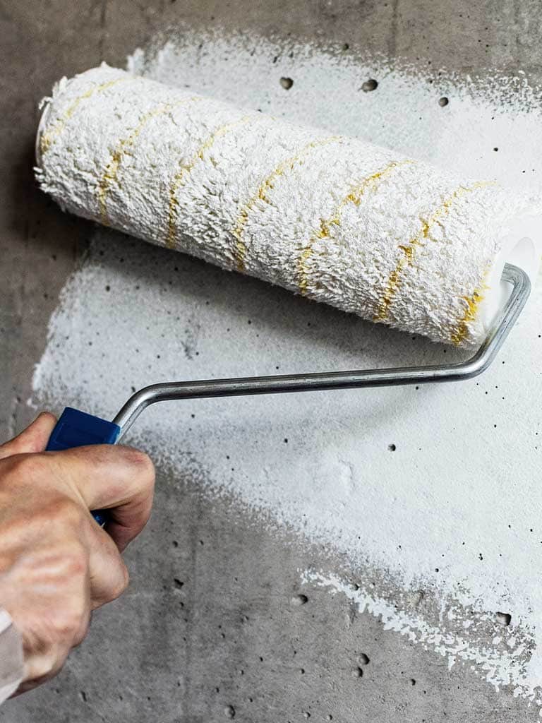 Gruntowanie ścian krok po kroku – kiedy i jak gruntować ściany?