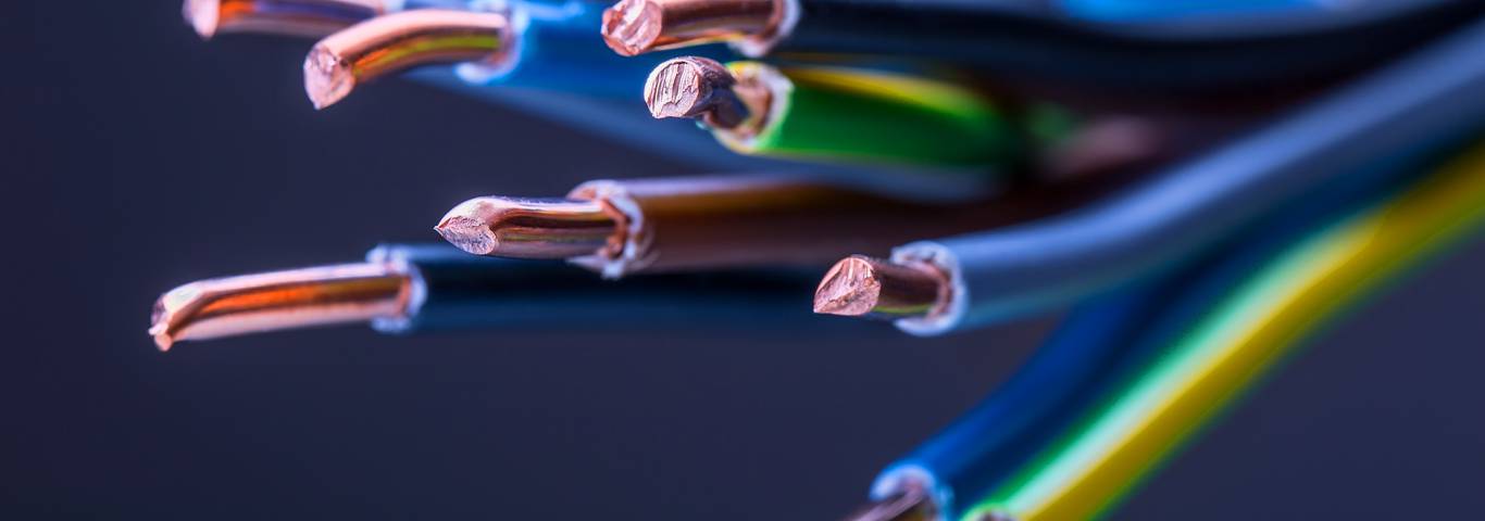grupa kolorowych kabli elektrycznych z widocznymi przewodami