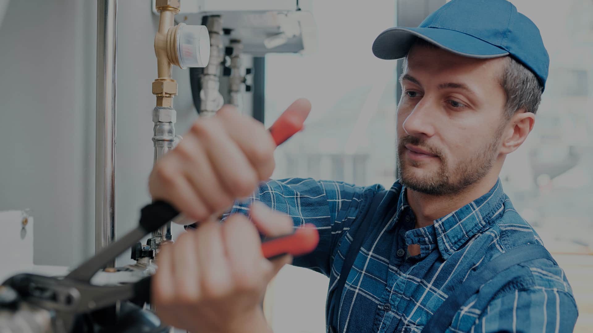 Hydraulik podłącza pralkę do instalacji wodnej w łazience