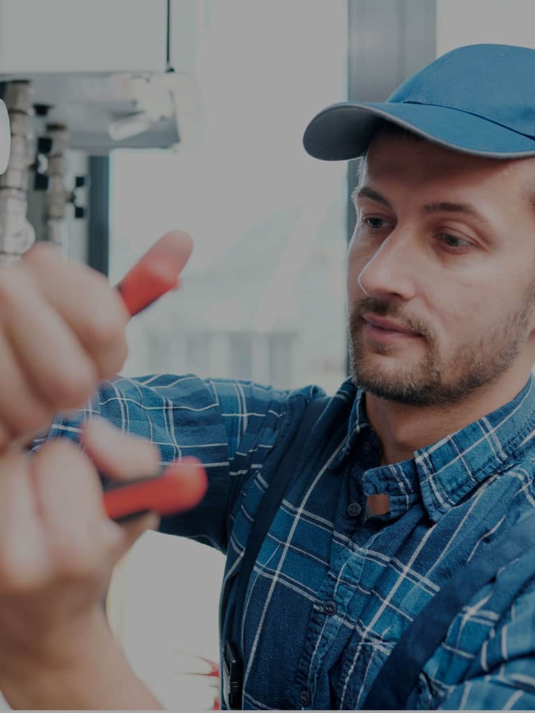 Podłączenie pralki do odpływu – zasady, wysokości i koszt 2025