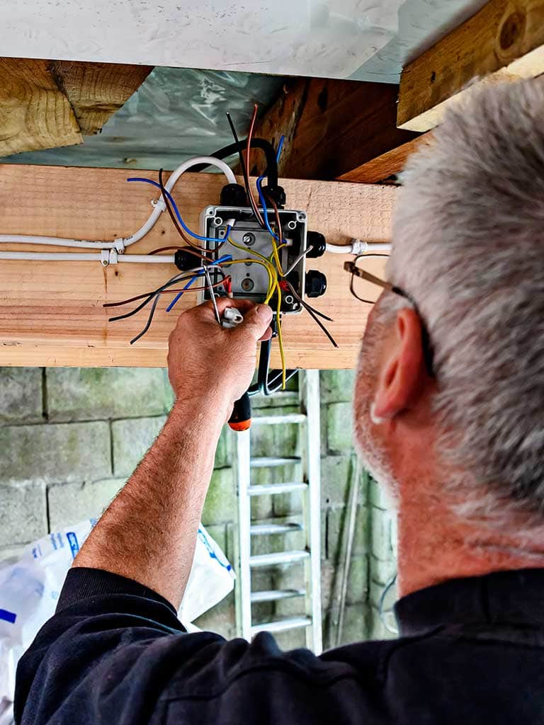 Instalacja elektryczna w garażu 2025: krok po kroku – projekt, obwody, zabezpieczenia i ładowanie EV