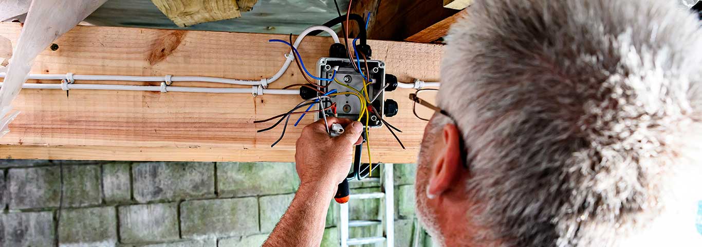 Instalacja elektryczna w garażu – jak podłączyć prąd i światło w garażu?