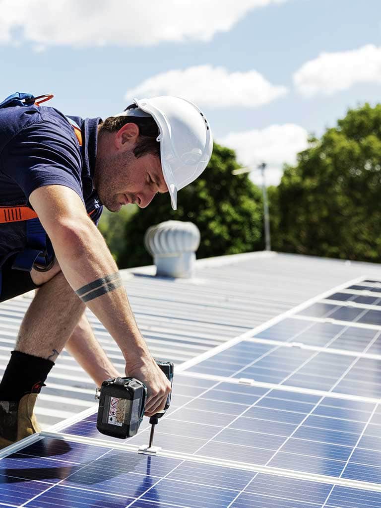 Montaż paneli fotowoltaicznych – poradnik krok po kroku. Ważne zasady