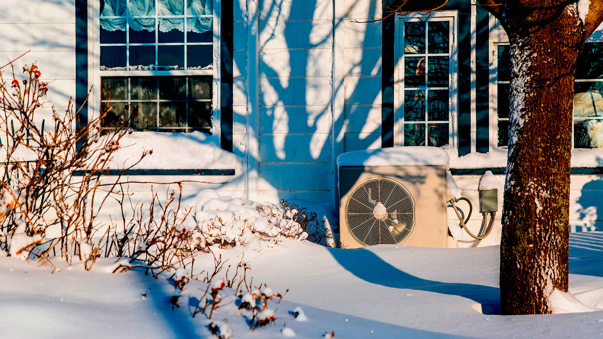 pompa ciepła na zewnątrz domu pokryta śniegiem -  w 2023