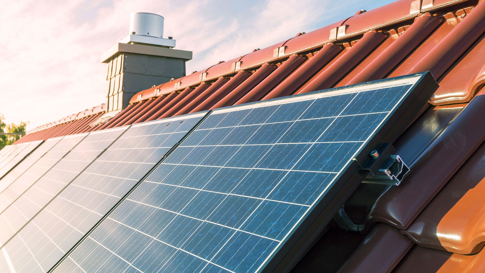 panele słoneczne na dachu domu -  w 2022