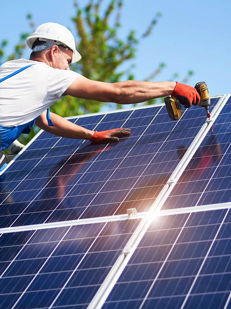 Jakie uprawnienia do montażu fotowoltaiki są niezbędne?