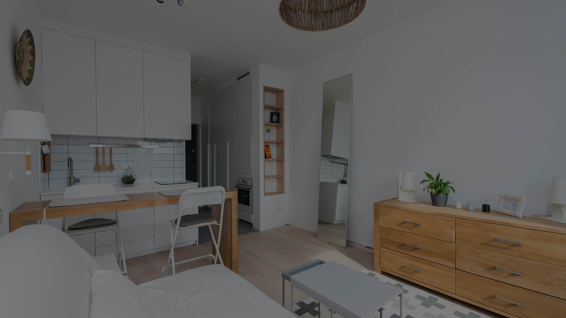 Połączenie mebli na wymiar i gotowych w jasnym mieszkaniu