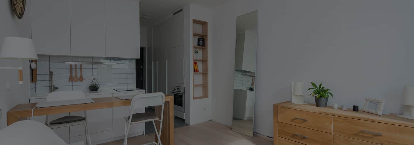 Połączenie mebli na wymiar i gotowych w jasnym mieszkaniu