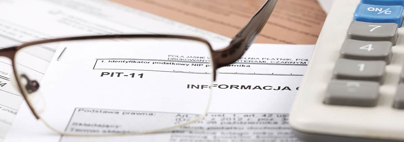 zbliżenie na okulary leżące na dokumencie pit 11