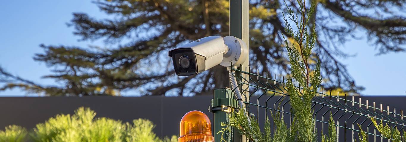 kamera monitoringu na ogrodzeniu domu