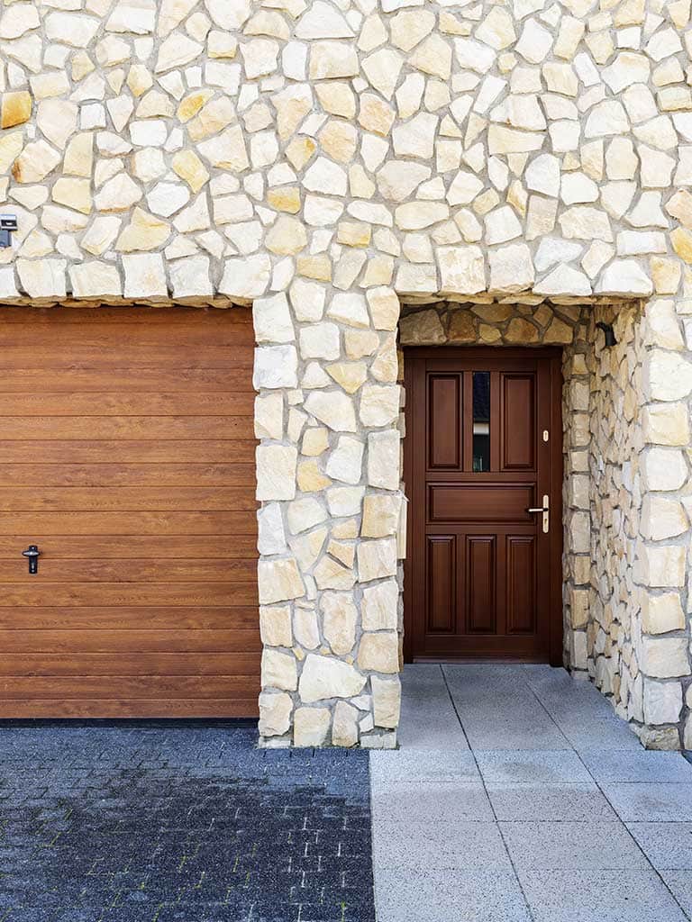 Kamień na elewację – rodzaje, montaż i cena [2025]