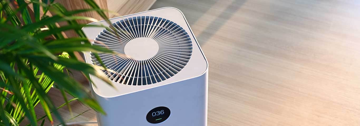 klimakonwektor do pompy ciepła stoi na podłodze w salonie