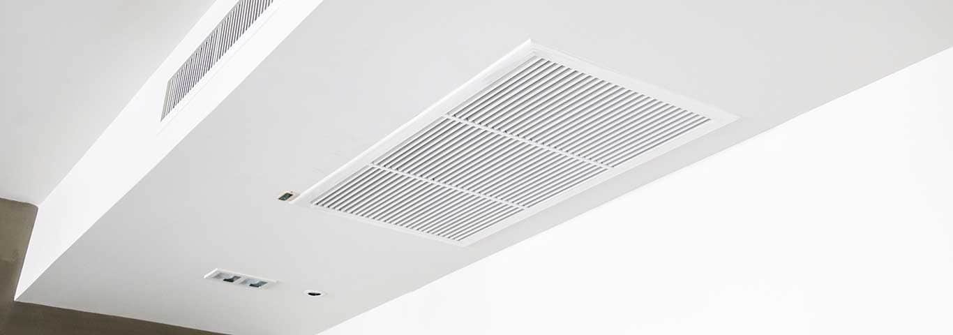 Nowoczesna klimatyzacja kasetonowa zamontowana w suficie małego biura