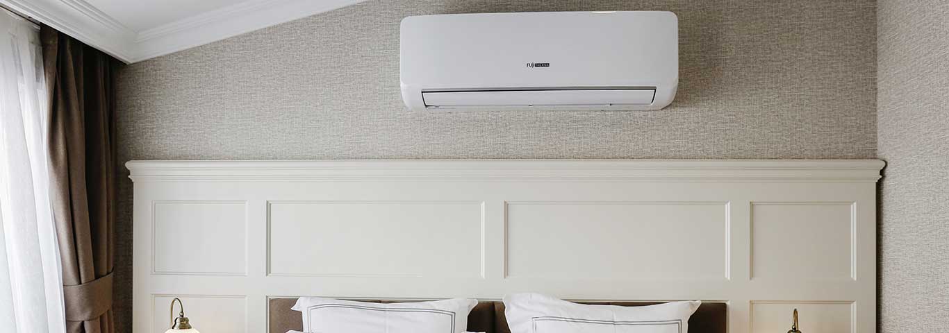 klimatyzator w sypialni zainstalowany nad łóżkiem