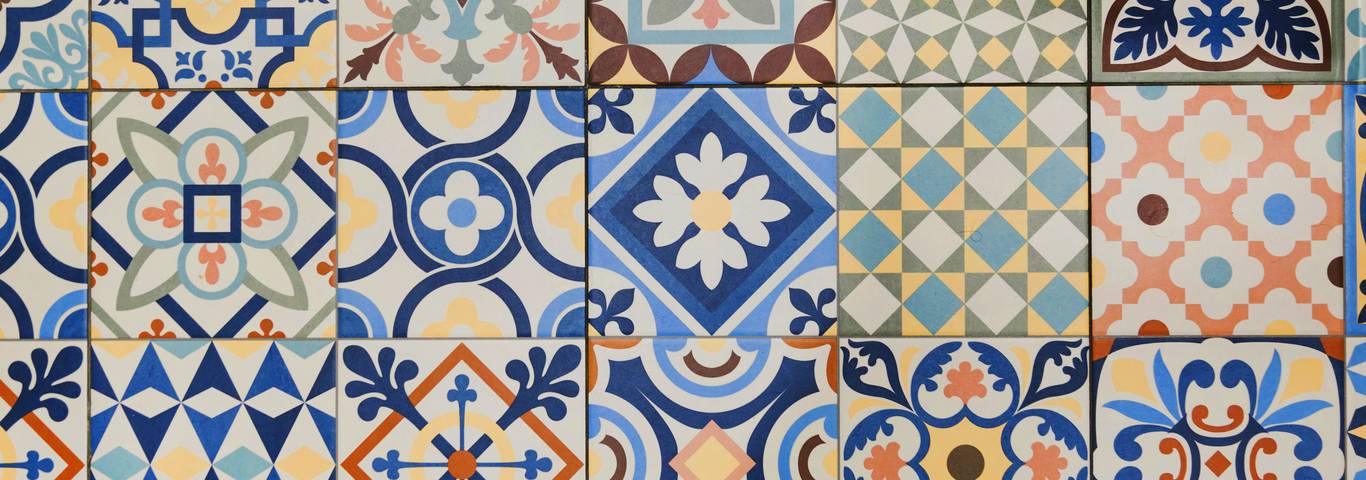 płytki marokańskie o kształcie kwadratu z kolorowymi wzorami