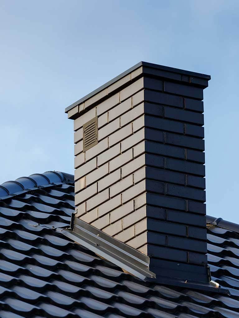 Murowanie komina systemowego i z cegły – jak to zrobić poprawnie?