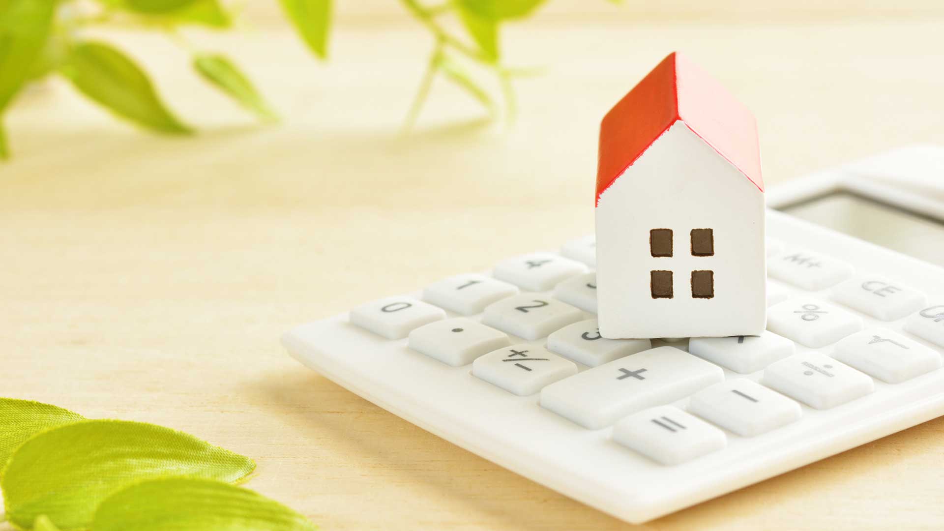 mały drewniany domek z czerwonym dachem na kalkulatorze -  w 2021