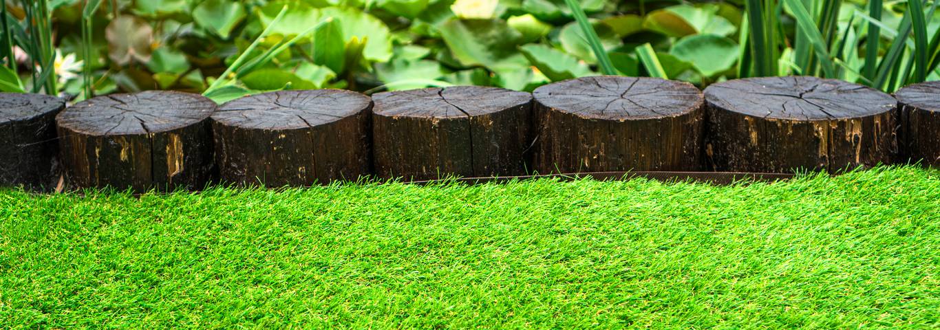 trawa z rolki w ogrodzie z obrzeżem z drewnianych palisad