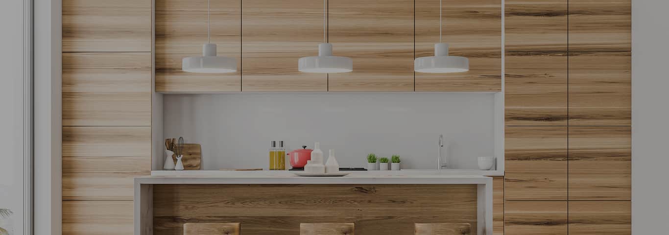 kuchnia w jasnym stylu z wyspą i trzema stołkami barowymi