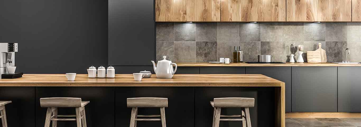 Nowoczesna kuchnia z czarnymi frontami i drewnianym blatem – meble na wymiar