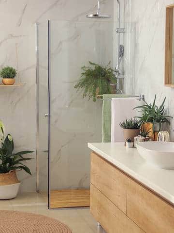 Nowoczesna łazienka z kabiną prysznicową w biurze gotowa do remontu