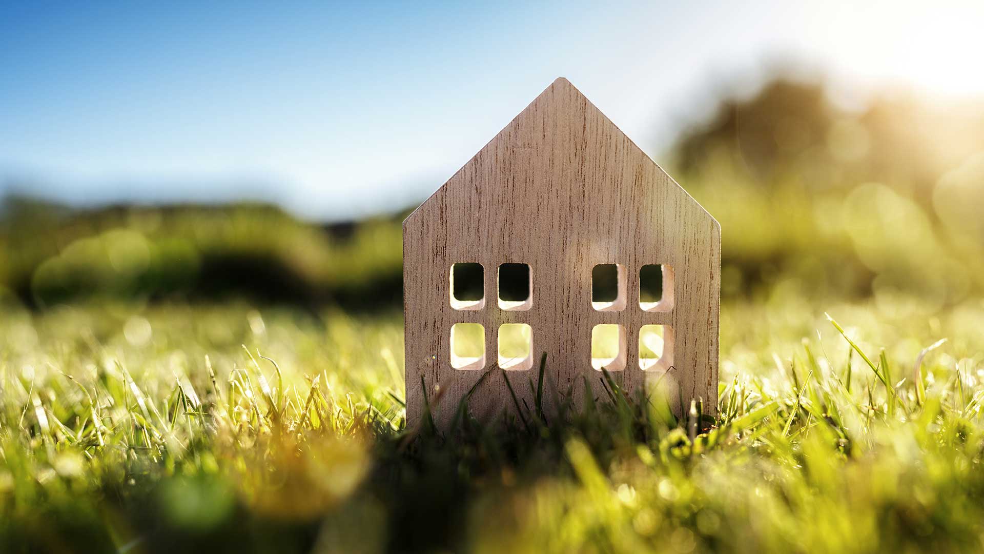 makieta domu z drewna na pustym polu o zachodzie słońca -  w 2021