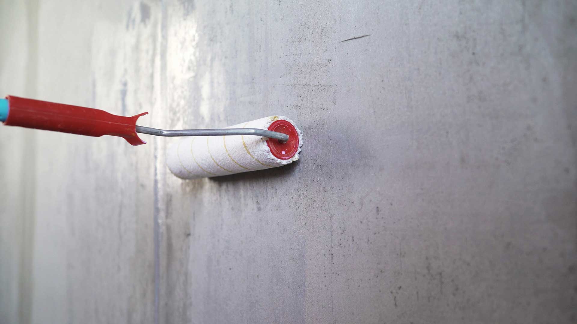 Malowanie betonowej ściany jako część konserwacji zabytkowego obiektu sakralnego