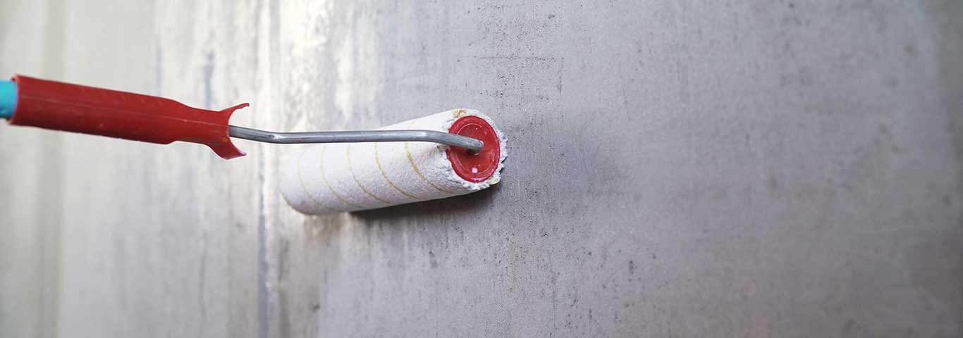 malowanie wałkiem malarskim ściany z betonu