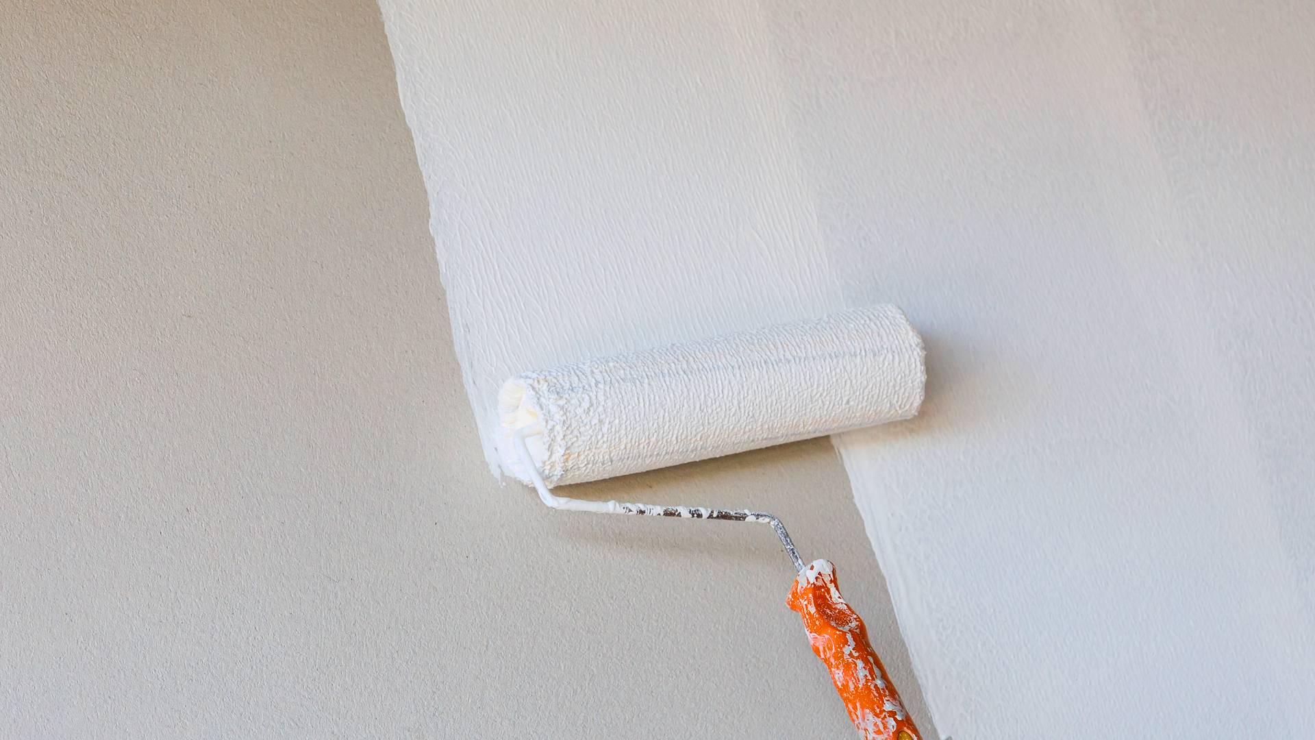 malowanie ściany białą farbą akrylową za pomocą wałka -  w 2022