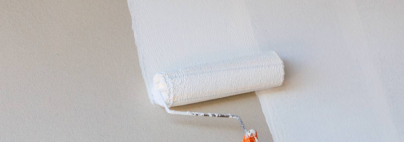 malowanie ściany białą farbą akrylową za pomocą wałka