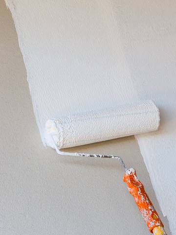 malowanie ściany białą farbą akrylową za pomocą wałka
