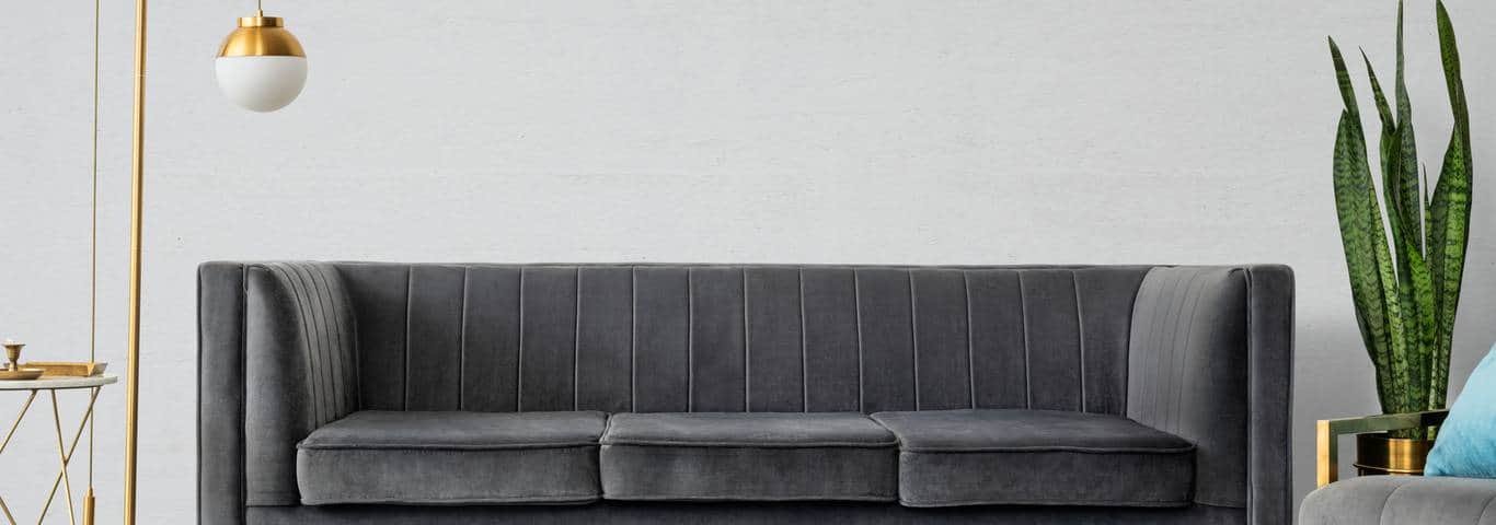 Elegancka sofa tapicerowana na wymiar – komfort i design w salonie